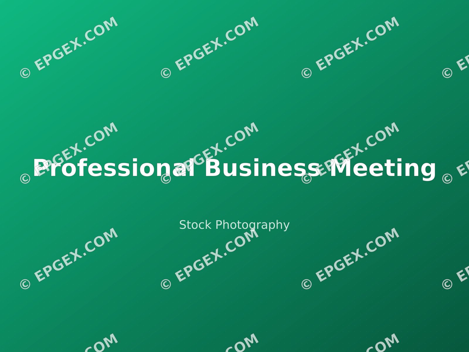 Personas de negocios en reunión discutiendo estrategias